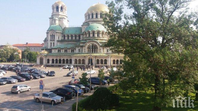 ПЪРВО В ПИК! Полиция загради Св. Александър Невски преди молебена за Симеон! Отцепиха района, не пускат коли (СНИМКИ)