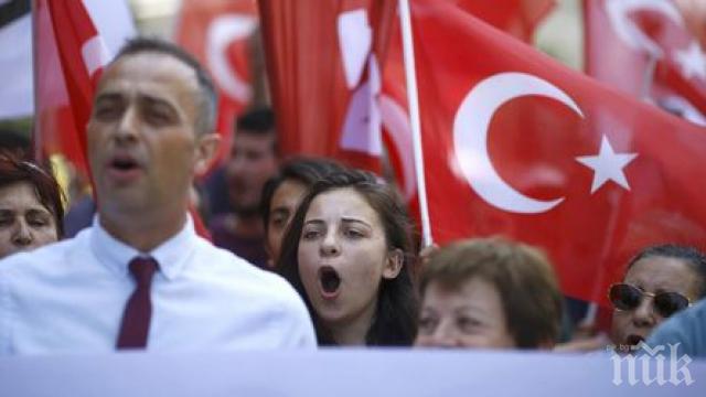 Уволнени турски преподаватели, обявили гладна стачка, са в критично състояние