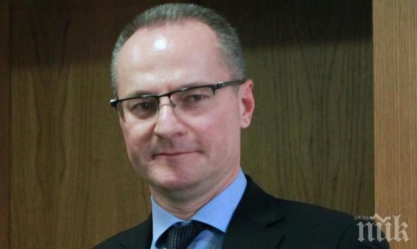 НУЖНО ЛИ Е! Ръсим се за охраната на Лозан Панов по 10 бона на месец