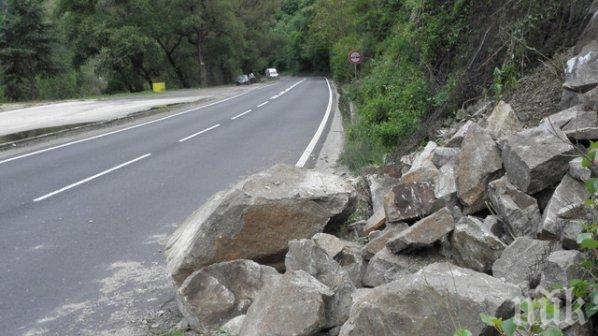 ВНИМАНИЕ! Падат камъни на пътя в област Пазарджик