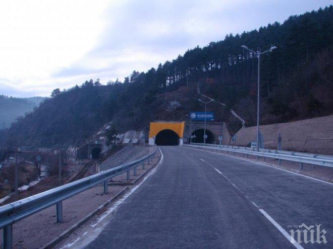 ВАЖНО ЗА ШОФЬОРИТЕ! Лошо е осветлението в тунела към Дупница, гръмнало е захранването