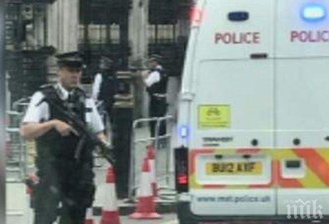 Напрежение в Лондон! Арестуваха мъж пред британския парламент, носел хладно оръжие