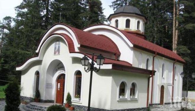 СКАНДАЛ! Пипнаха поп в далавери-изхвърлиха го с полиция от храма 