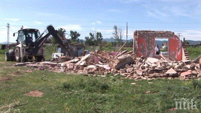 Бутат незаконни ромски къщи в Казанлък