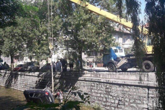 Шофьорка с опел се метна в Бяла река, вадят я с кран
