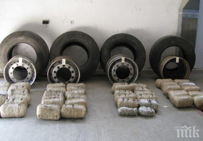 ГРЕДА! Турски тираджия скри 95 кг канабис в резервните гуми, но митничарите на Гюешево го изловиха