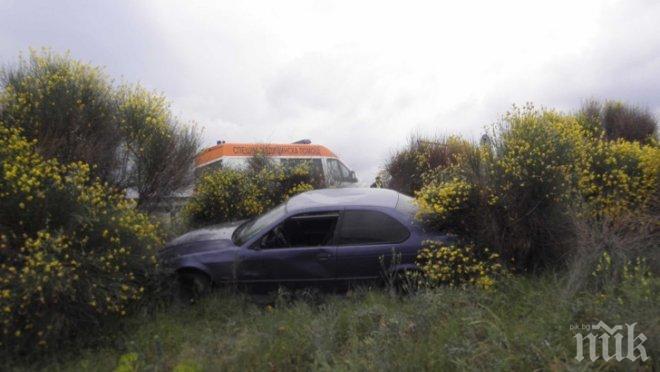 ИЗВЪНРЕДНО! Лек автомобил прелетя над мантинела и падна по таван, пътниците в шок