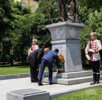 ИЗВЪНРЕДНО В ПИК! Историческо: Борисов и Заев се поклониха пред паметника на цар Самуил
