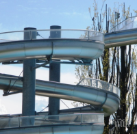 Опасен инцидент! Вятър духна водна пързалка в Черна гора, има ранени деца