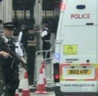 От последните минути! Мъж с нож атакувал излизащите от джамия в Лондон, след като се забил с автомобила си в тях
