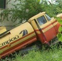 МЕЛЕ! Цистерна с вода се заби в жилищна сграда във Варна