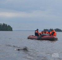 Две деца, които бяха спасени при инцидента с преобърналата се лодка на Ладожкото езеро бяха откарани в болница