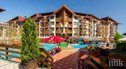 капитализъм бизнесмен трупа пачки гърба камериерка плаща двойни надници празнични дни