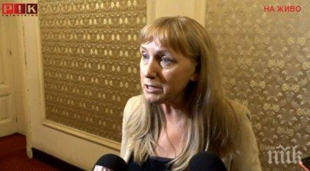 горещо пик елена йончева плаши депутатите радиоактивна вода хасково донесе бутилка покани пият обновена снимка