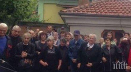 миряни псуват хамали служи черквата паничище