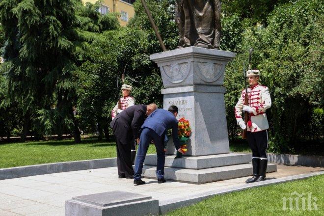 ИЗВЪНРЕДНО В ПИК! Историческо: Борисов и Заев се поклониха пред паметника на цар Самуил