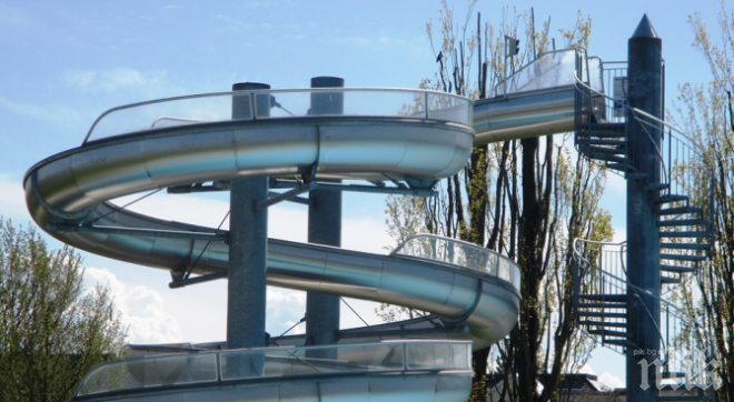 Опасен инцидент! Вятър духна водна пързалка в Черна гора, има ранени деца