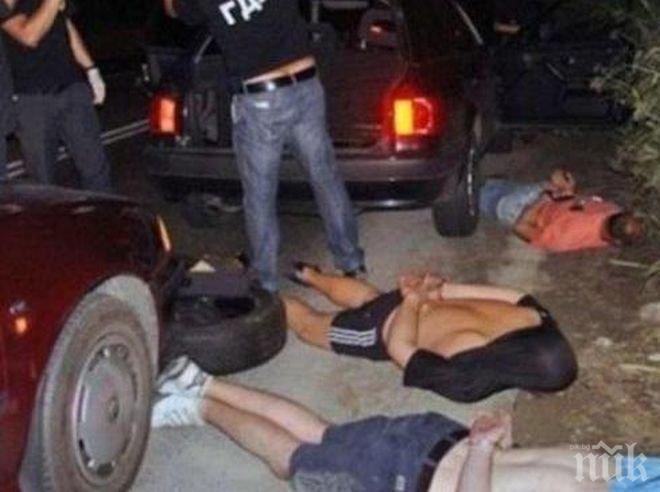 Нова Загора почерня от полиция! Задържаха двама дилъри на дрога в момент на продажба, наркотиците били скрити  в частите на кола  