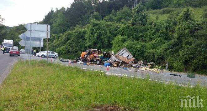 ТРАГЕДИЯ! Тежка катастрофа край Ребърково, има загинал (СНИМКИ)