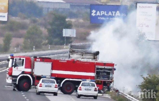 ИЗВЪНРЕДНО! Кола пламна в движение и изгоря напълно на Тракия