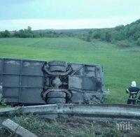 ЗВЕРСКО МЕЛЕ! 9 загинали след катастрофа с автобус в Казахстан