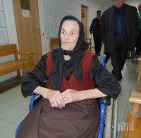 Баби се биха с бастун заради коза и 5 лева. Докато съдът се произнесе, едната се спомина