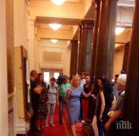 БРАВО! Мая Манолова напълни стаите на депутатите с 10 кашона череши (СНИМКИ)
