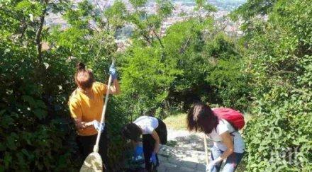 пример кметът разлог общински служители грабнаха метлите