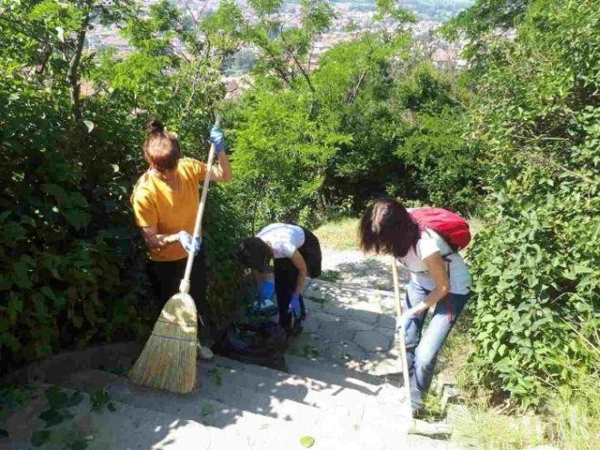 ЗА ПРИМЕР! Кметът на Разлог и общински служители грабнаха метлите
