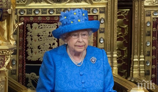 АНТИ БРЕКЗИТ! Елизабет II с шапка символ на ЕС, короната й стои до трона