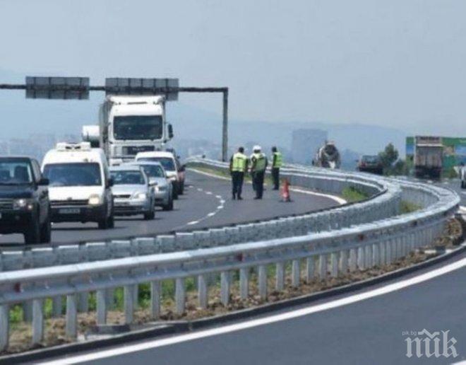 Тежък инцидент! Два тира се помляха на Тракия, движението е затруднено
