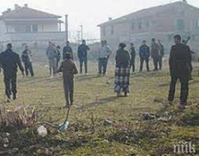 ЕКШЪН В ПЕТРИЧ! Полицията нахлу в циганската махала!