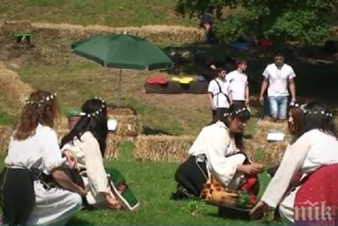 Хиляди пристигнаха на фолклорен събор в местността Леденика край Враца
