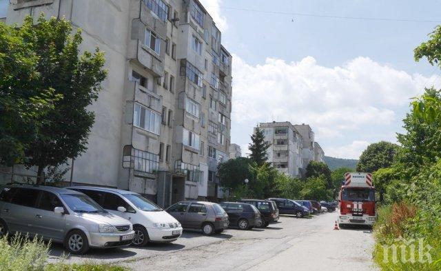 Деца играят вън! Варненец атакува хлапета с плик с вода от балкона си