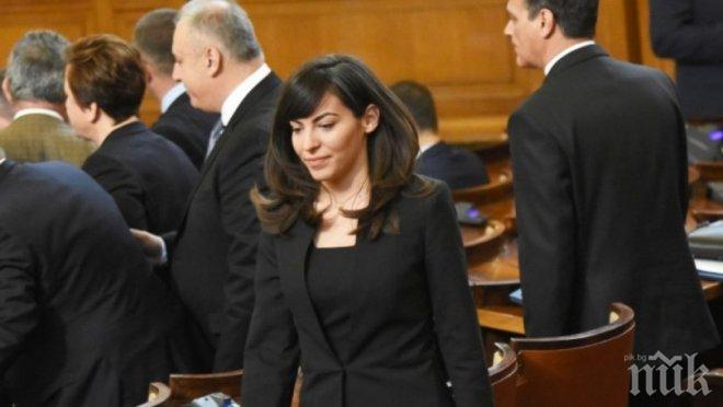 САМО В ПИК И РЕТРО! Мис БСП в парламентарна драма - бяга от нахални депутати