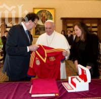 Папа Франциск получи фланелка на Испания