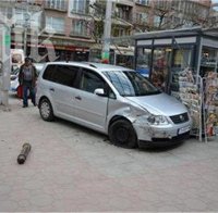 Полицай участвал в катастрофата, при която кола връхлетя върху будка за вестници