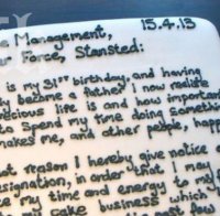 Британец написа оставката си върху торта