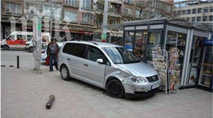 полицай участвал катастрофата кола връхлетя будка вестници