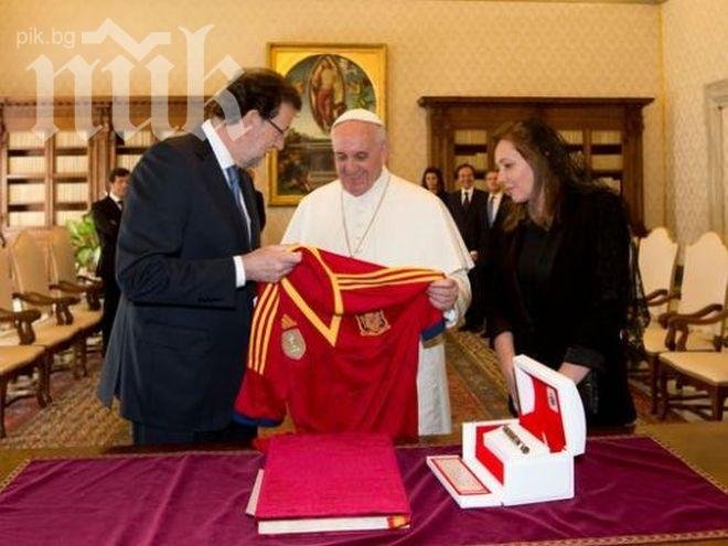 Папа Франциск получи фланелка на Испания