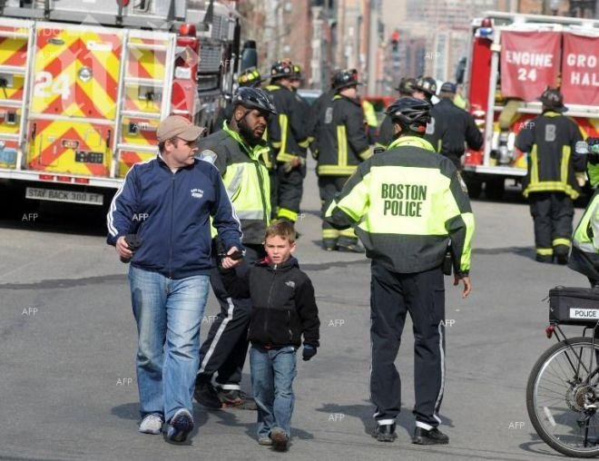 Полицията в Бостън издирва подозрителен мъж с раници