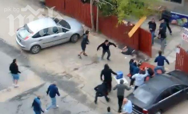 Уникален бой! Фенове на Рапид Букурещ и Стяуа преди дербито (Видео)