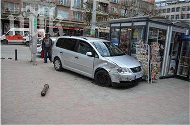 Полицай участвал в катастрофата, при която кола връхлетя върху будка за вестници