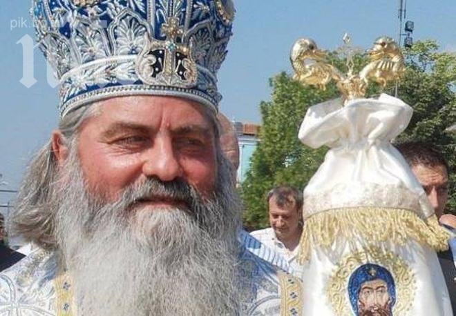 Борбата кой да бъде патриарх разпали битката за Божия пламък 
между владиците Кирил и Николай