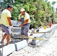 Бригадирското движение е живо! Наливат асфалт при 40 градуса жега 