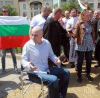 ЕКСКЛУЗИВНО В ПИК! Слави обездвижен след концертите и протестите - краката му блокирали напълно, но отказвал операция
