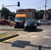 Тежка катастрофа! Линейка и кола се помляха в София, има пострадали