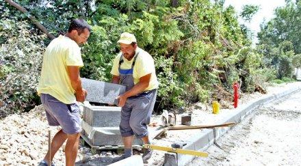 бригадирското движение живо наливат асфалт градуса жега