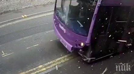 целунат господ двуетажен автобус помете пешеходец изправи видео