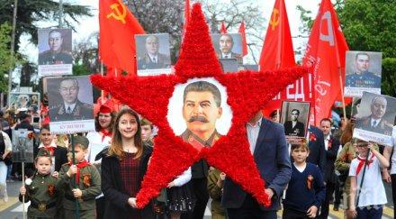 русия поставиха сталин начело класацията забележителните хора